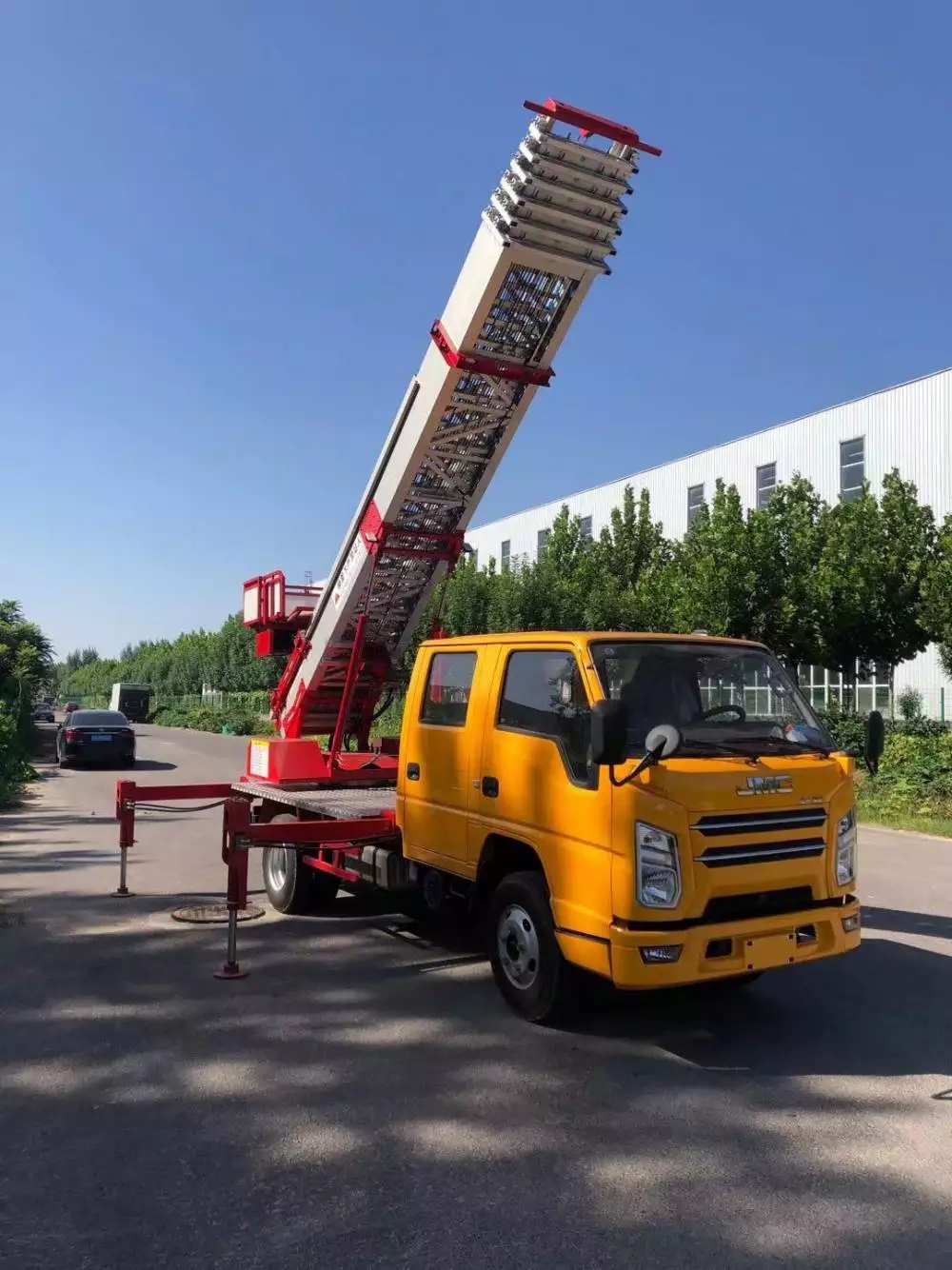 江阴附近的云梯车出租服务:轻松解决高空作业需求